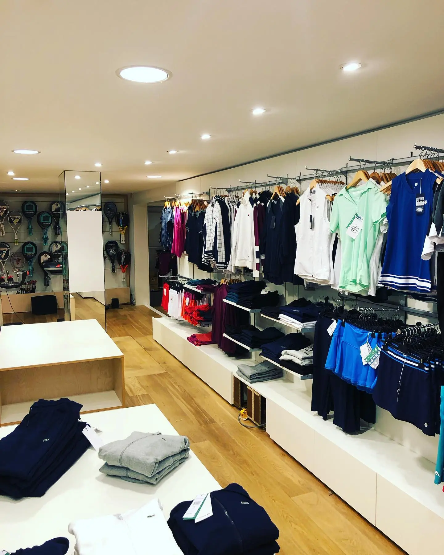 Étagères murales et meubles avec des vêtements de sport